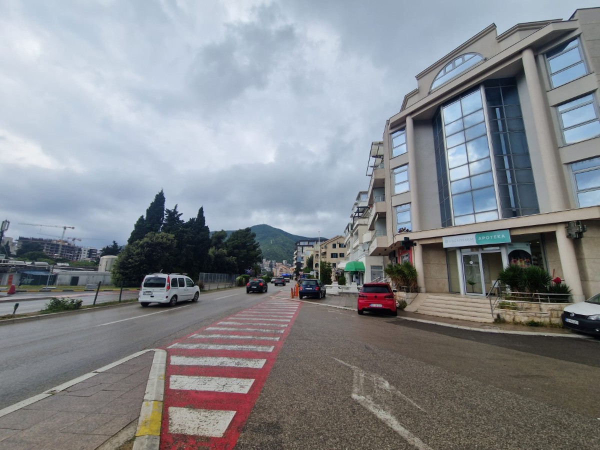 Two-Bedroom Apartment with Parking, by the Petrol Station, 300 m from the Sea, Budva